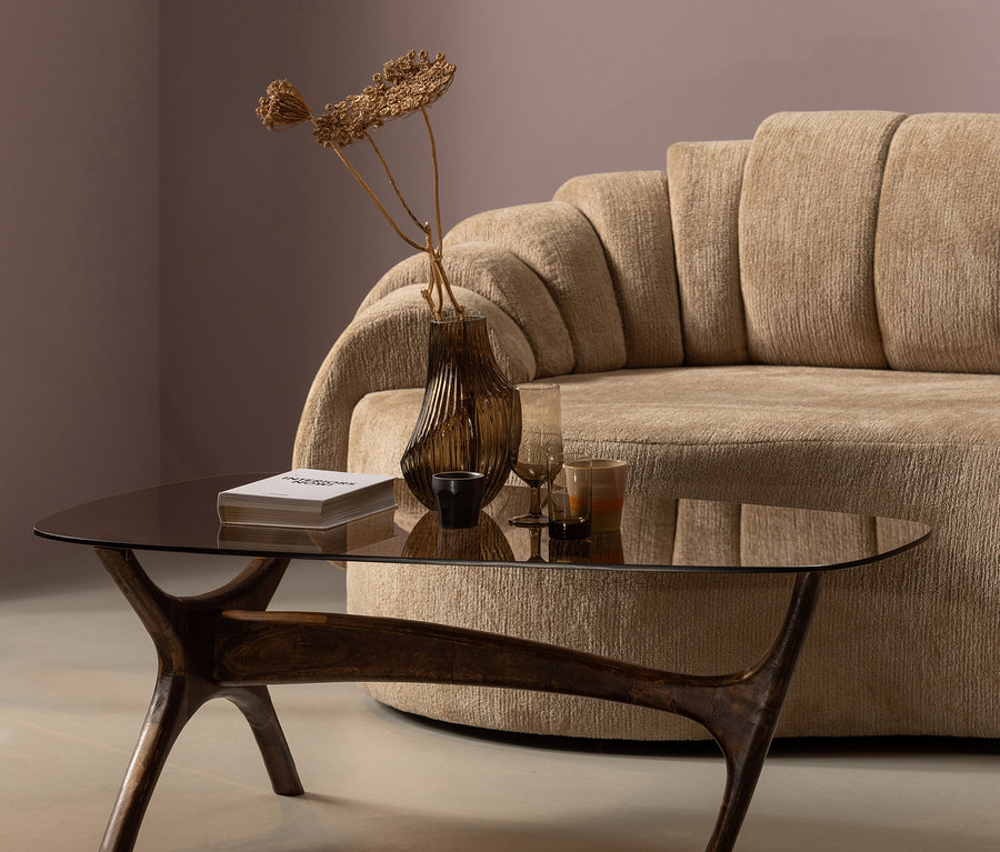 Braune Vase mit Pflanzen, Buch und Gläser auf dem BePureHome Couchtisch »Flash«, walnussfarben und beiges Sofa.