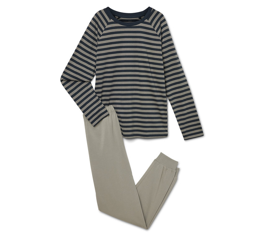 Gestreiftes Langarmshirt und beige Hose auf weißem Hintergrund.