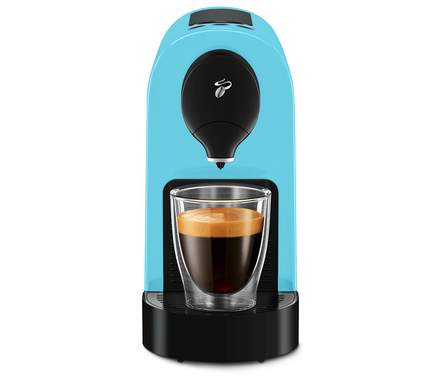 Eine hellblaue Kaffeekapselmaschine mit einer Tasse Kaffee darunter.