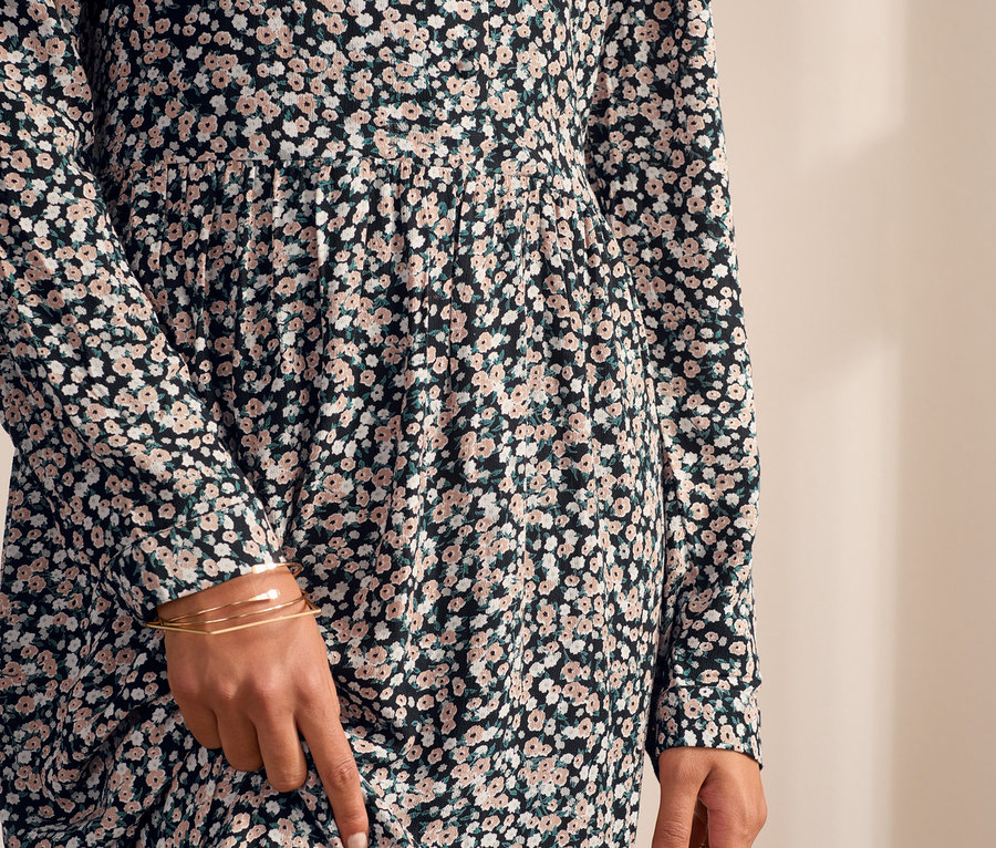 Detailaufnahme eines Damen-Maxi-Kleids mit Blumenmuster.