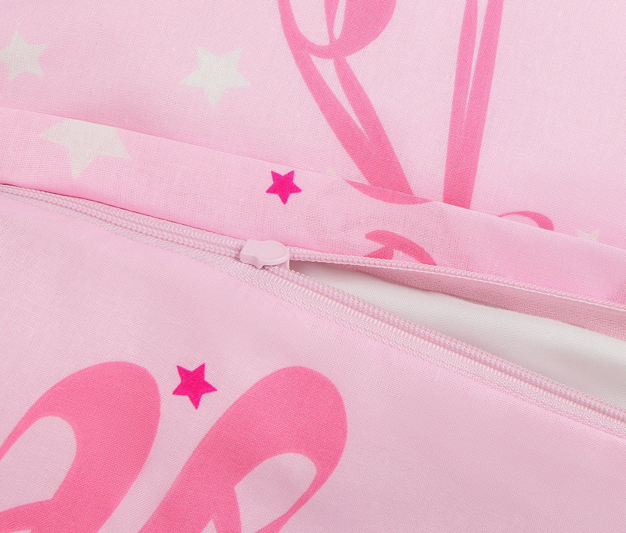 Detailansicht eines rosa Bettbezugs mit Reißverschluss und Stern- und Ballettdruck.