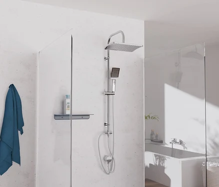 Chromfarbenes Überkopfbrause-Set »Mallorca« in hellem Badezimmer.