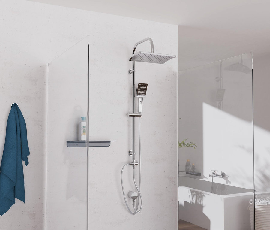 Chromfarbenes Überkopfbrause-Set »Mallorca« in hellem Badezimmer.