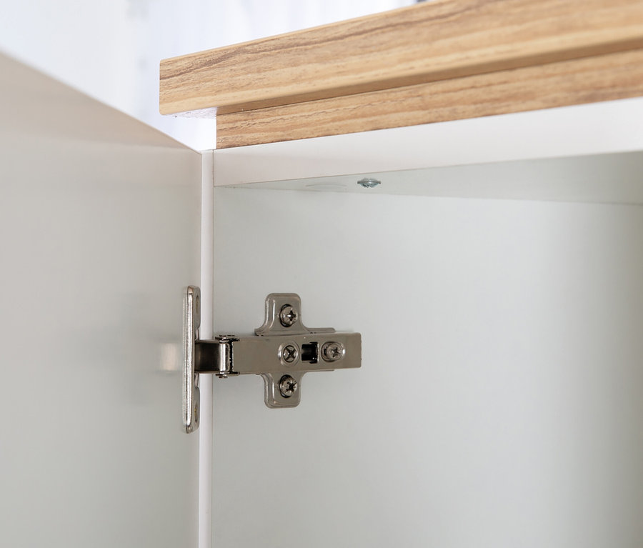 Detailansicht des Inneren eines weißen roba »Finn« 3-türigen Kleiderschranks mit sichtbarem silbernem Scharnier und einer Oberseite mit Holzdekor.