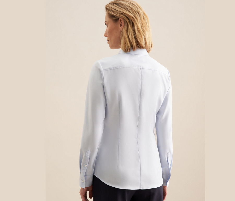 Frau von hinten trägt eine hellblaue Seidensticker Twillbluse.