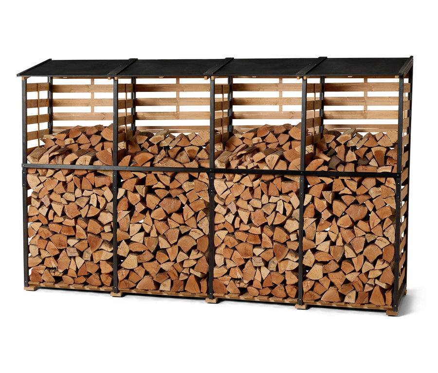 Holzlager mit einem Stapel Brennholz.