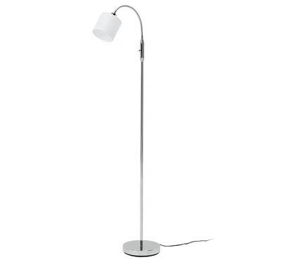 Stehlampe mit weißem Schirm und verchromtem Gestell.
