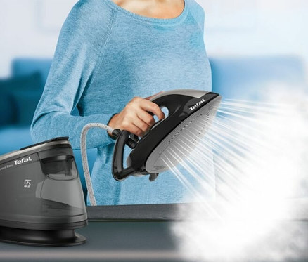 Frau benutzt Tefal-Dampfbügelstation »Express Easy SV6140« auf Kleidung.