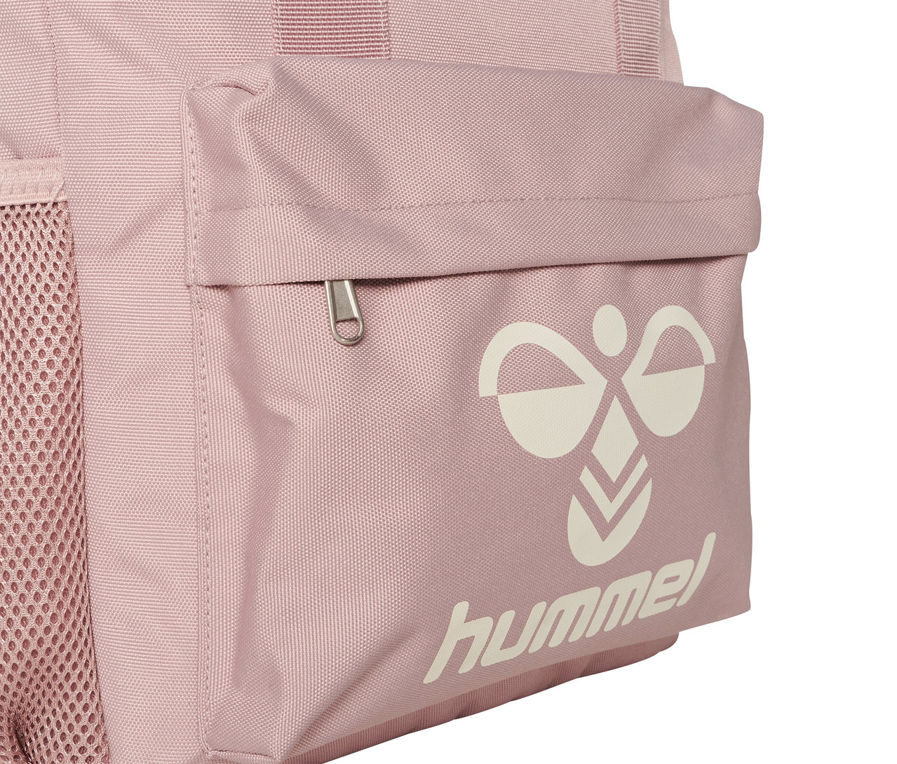 Detailaufnahme eines rosa HUMMEL HMLJAZZ Rucksacks mit weißem Logo.