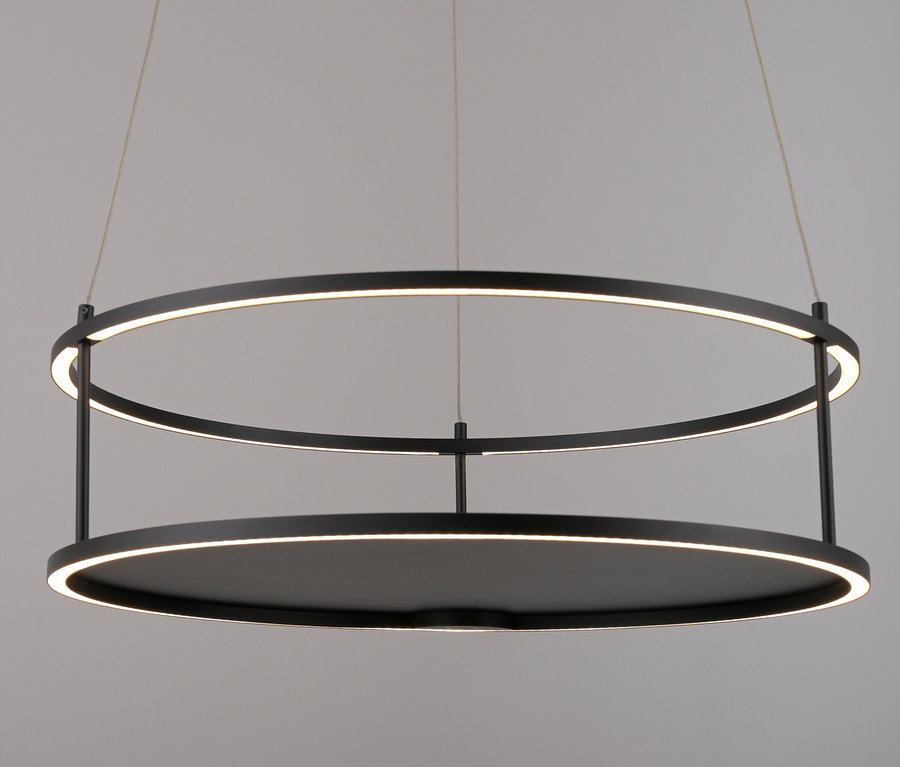 Schwarze kreisförmige Deckenleuchte mit LED-Beleuchtung.