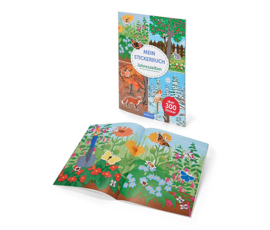Geöffnetes "Mein Stickerbuch »Jahreszeiten«" mit Illustrationen von Blumen, Insekten und Gartengeräten.