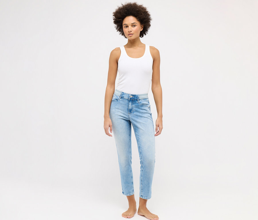 Frau trägt hellblaue Angels Jeans »Ornella Sporty« Slim Fit 7/8.