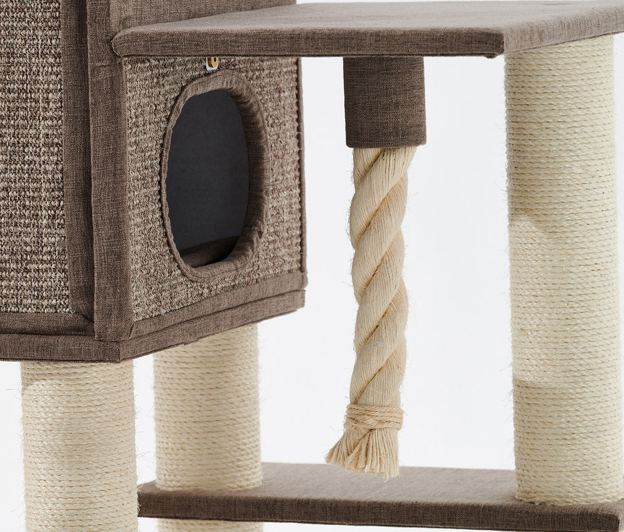 Detailansicht des braunen Katzenkratzbaums "KASIL" mit Sisalstämmen und hängendem Seilspielzeug.