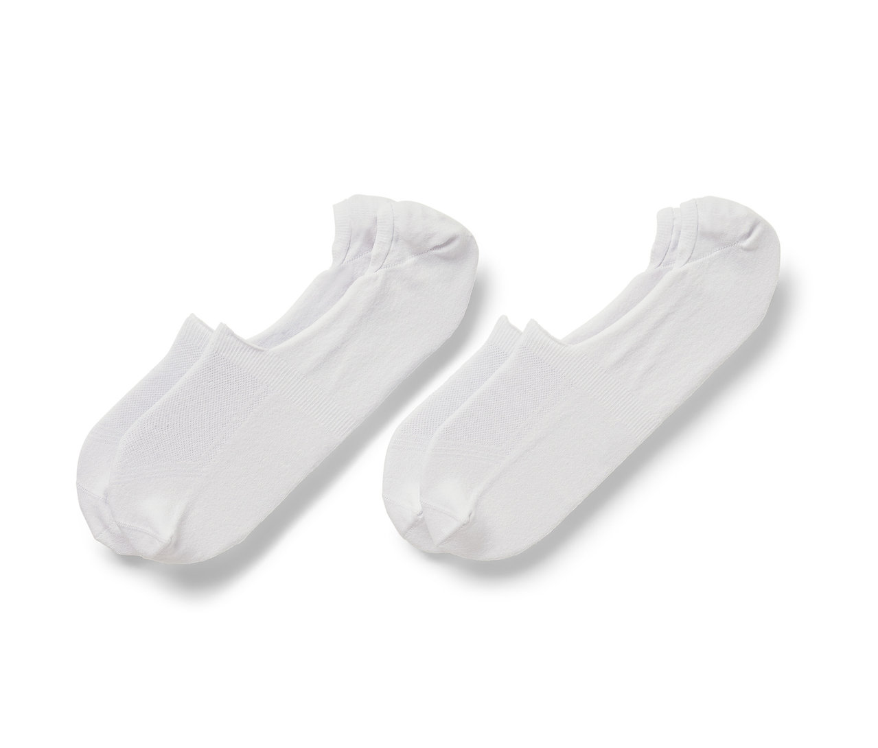 Zwei Paar weiße Sport-Füßlinge liegen auf einem weißen Hintergrund.