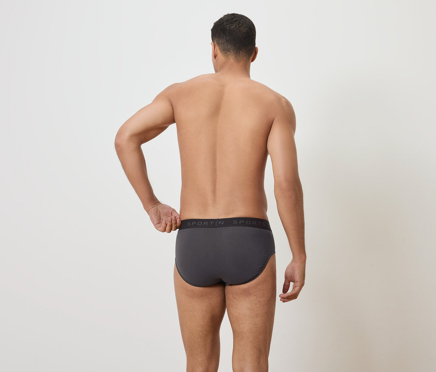 Mann von hinten, trägt graue Slips.