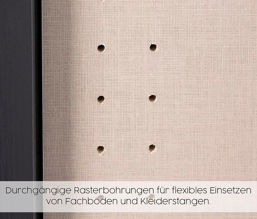 Detailaufnahme eines Lochrasters zur flexiblen Anbringung von Regalböden und Kleiderstangen.