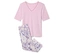 Rosa T-Shirt mit kurzen Ärmeln und lila Blumenhose.