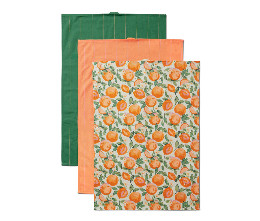 Ein Set aus drei Geschirrtüchern: grün gestreift, orange und weiß mit Orangenmuster.