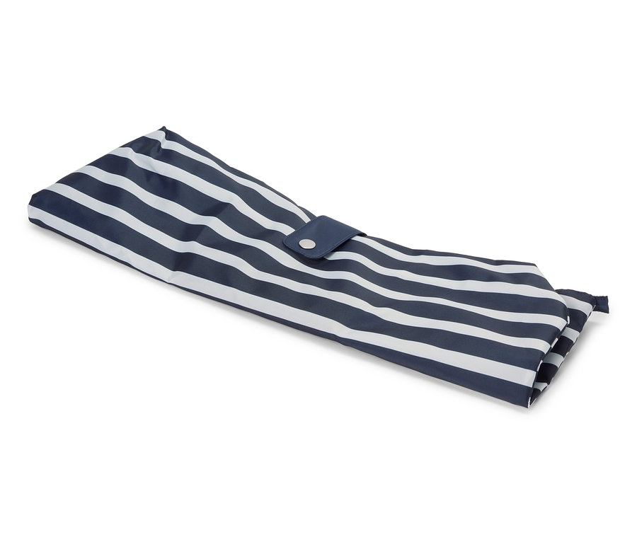 Zusammengefaltete, gestreifte Tasche mit Knopfverschluss.