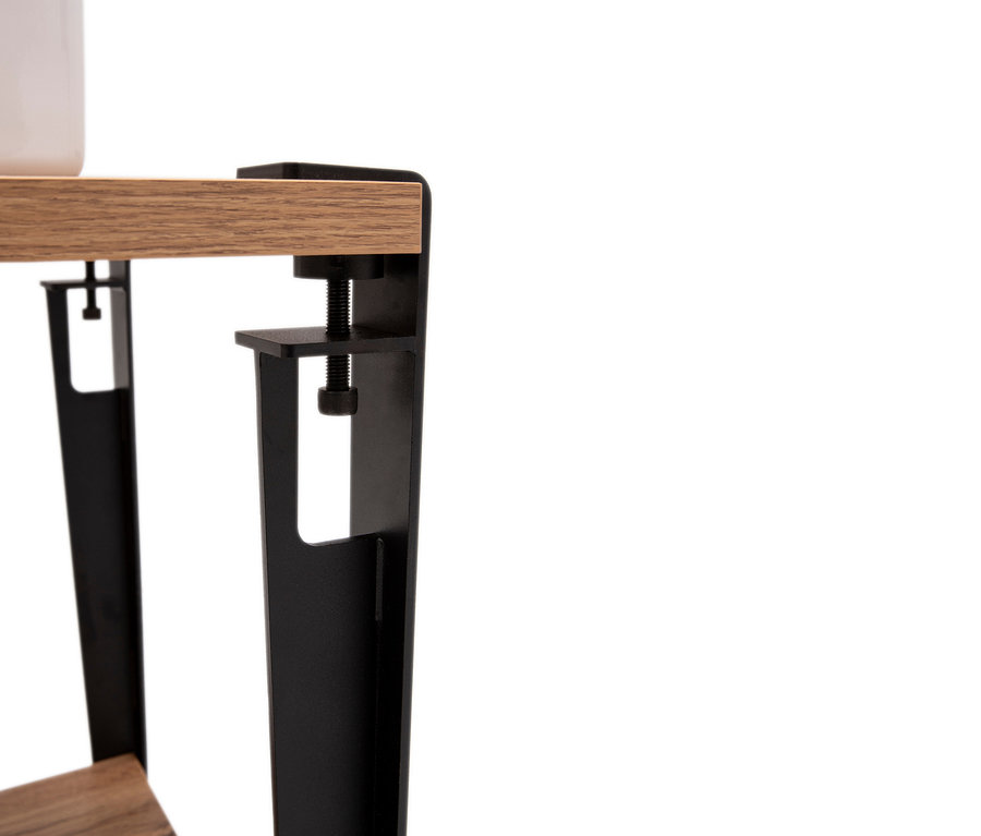 Nahaufnahme eines Tisches mit hellem Holztischblatt und schwarzem Metallgestell.