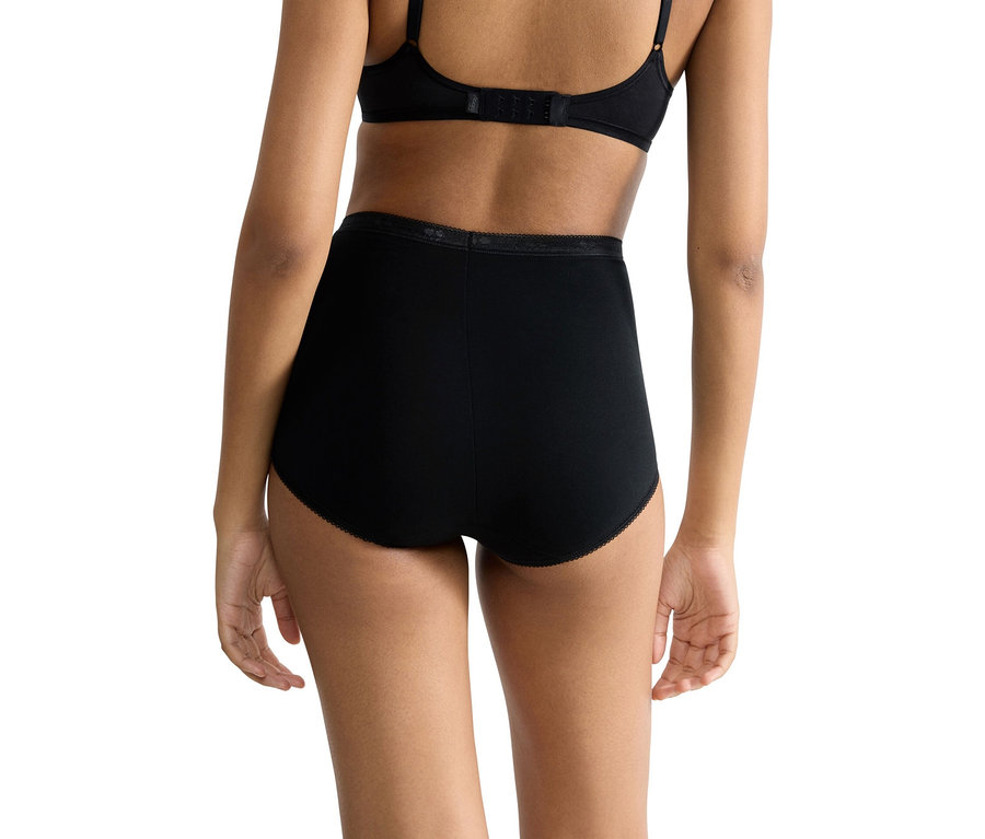 Nahaufnahme der Rückansicht einer Frau, die schwarze, hoch taillierte Unterwäsche und einen BH trägt.