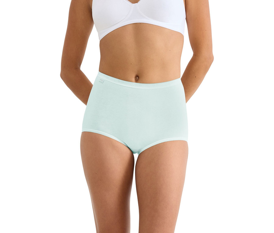 Eine Frau trägt einen weißen BH und hellblaue Slips.