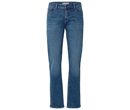 Blaue Jeanshose im Stehen.