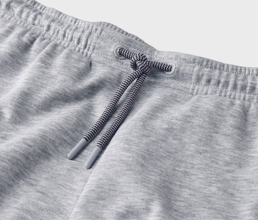 Nahaufnahme von grauen Shorts mit Kordelzug.