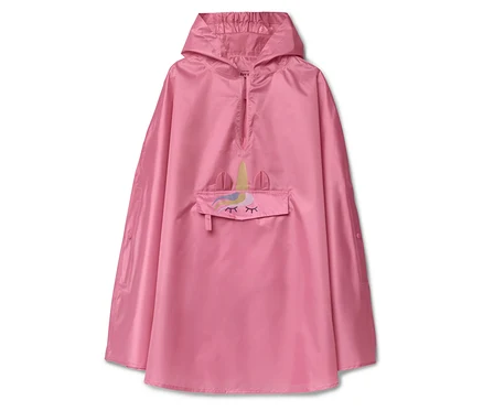 Rosa Regenponcho mit Kapuze und Einhorn-Applikation auf der Tasche.