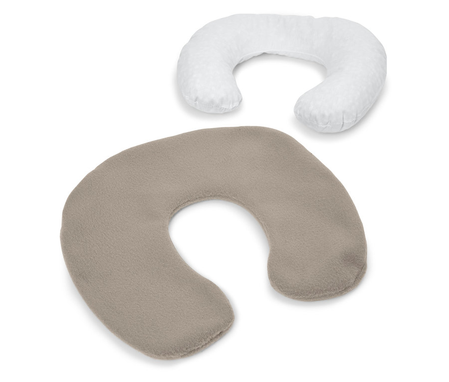 Ein graues und ein weißes Nackenkissen liegen auf einem weißen Hintergrund.