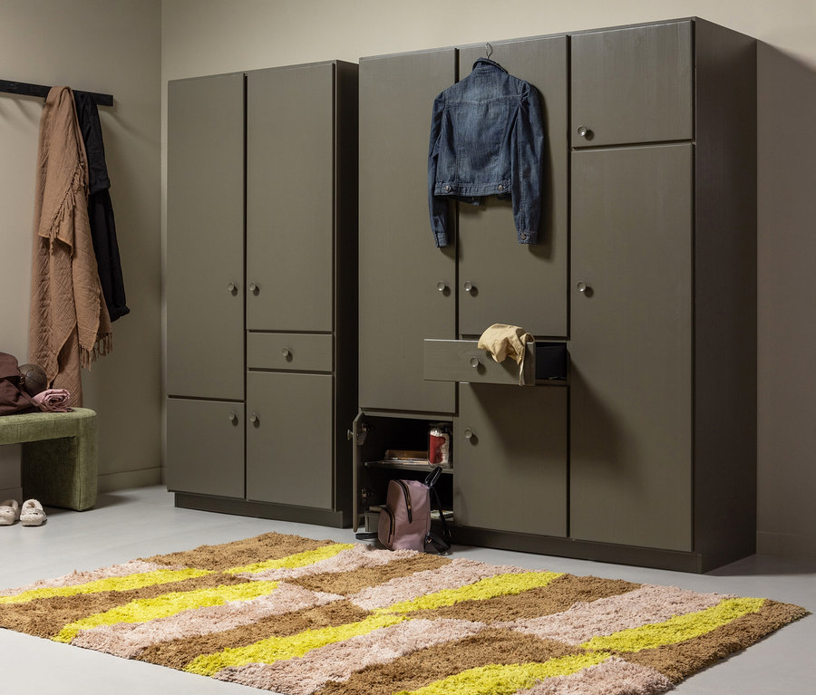 Flur mit olivefarbenen Schränken, Bank, Garderobe und Woood Teppich »Musa«, 170 x 240.