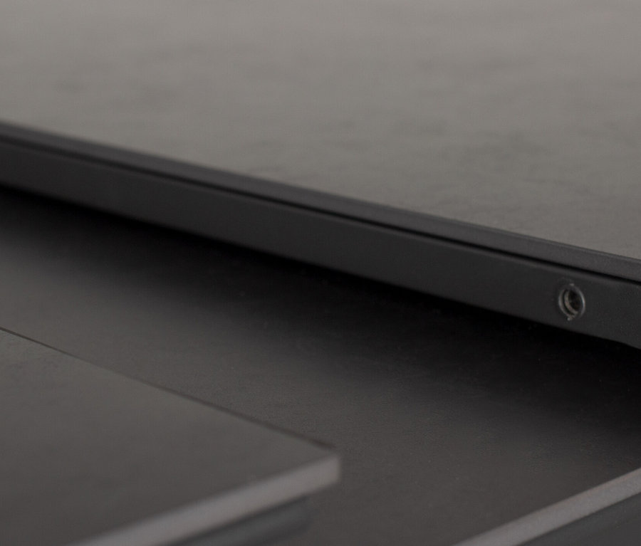 Nahaufnahme einer schwarzen Tischplatte mit einer abnehmbaren Verlängerung.