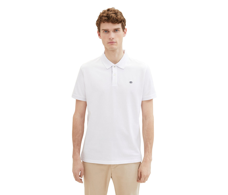 Mann trägt ein weißes Tom Tailor Piqué Poloshirt, White.