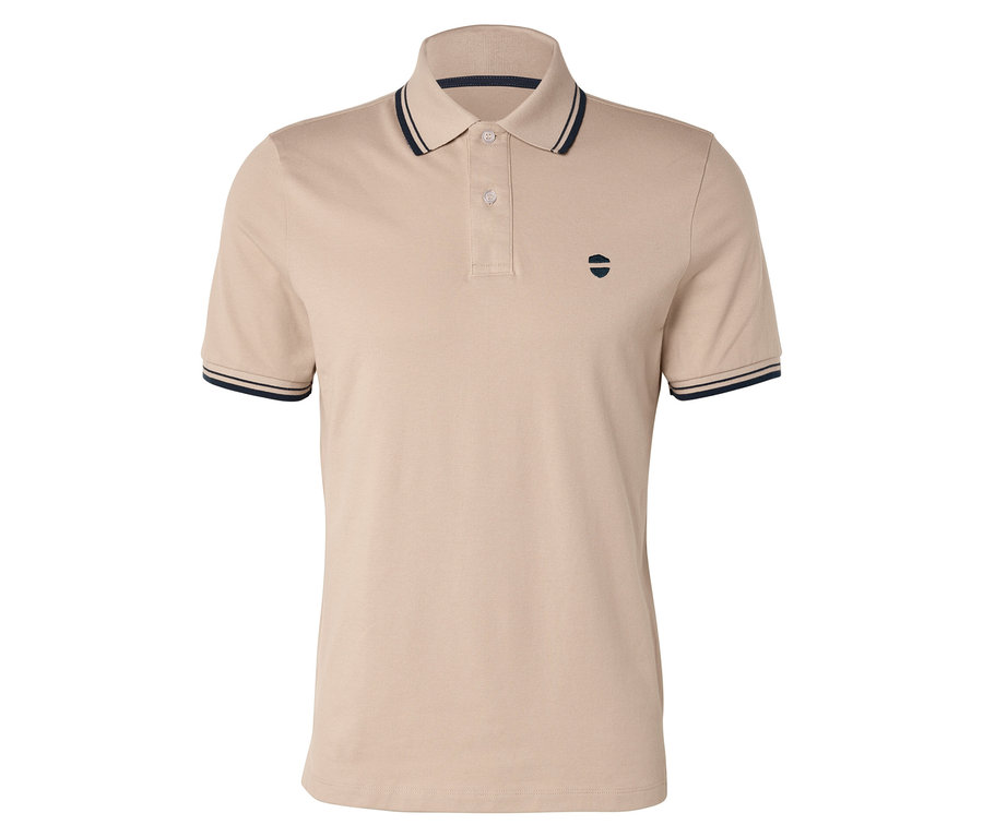 Beiges Poloshirt mit kurzen Ärmeln und dunkelblauen Streifen an Kragen und Ärmeln.