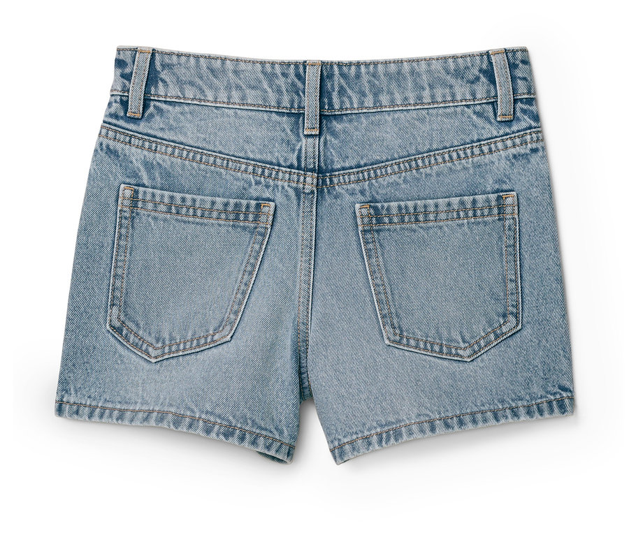 Nahaufnahme der Rückseite von hellblauen Jeansshorts mit zwei Gesäßtaschen.