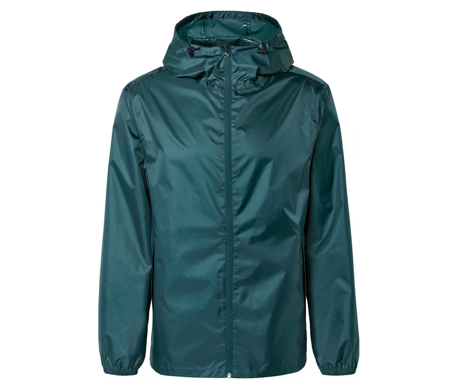 Eine dunkelgrüne Regenjacke mit Kapuze ist vor einem weißen Hintergrund zu sehen.