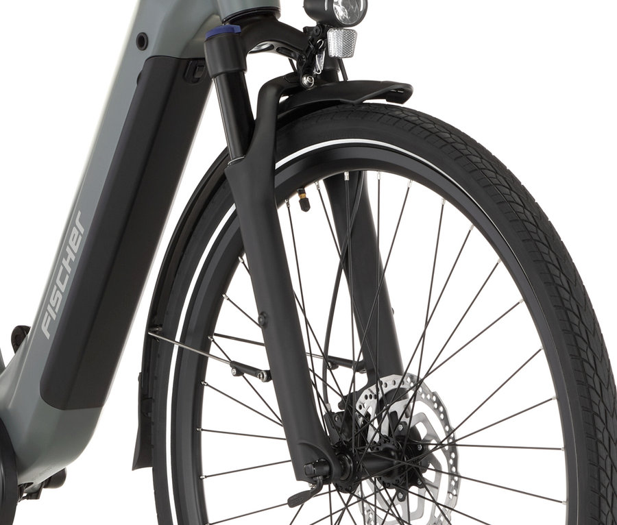 Nahaufnahme des Vorderrads eines grauen FISCHER City E-Bike CITA MOVE mit Licht und Schutzblech.