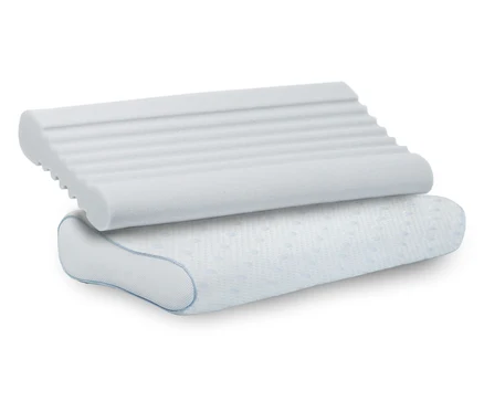 Paradies Nackenstützkissen reVita® Relax, ein weißes, konturiertes Nackenkissen mit hellblau gemusterter Hülle und einem separaten gerippten Schaumstoffeinsatz.