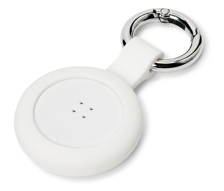 Nahaufnahme eines weißen, runden Ortungsgeräts mit vier Löchern und einem silbernen Karabiner.