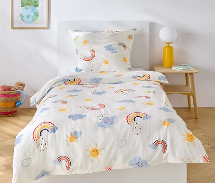 Kinder-Renforcé-Bettwäsche, Normalgröße, mit Regenbogen-, Wolken- und Sonnenmuster auf einem Bett.