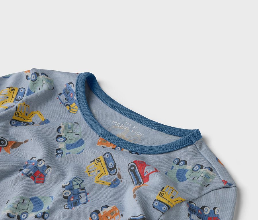 Hellblaues T-Shirt mit blauem Halsausschnitt und einem Muster aus verschiedenen Bau- und Baufahrzeugen.