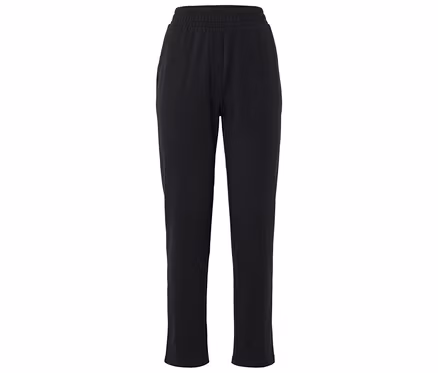 Eine schwarze Stoffhose mit Gummizug vor einem weißen Hintergrund.
