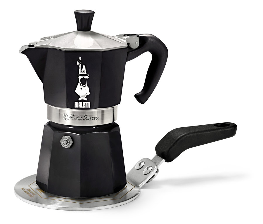 Schwarze Bialetti Moka Express Kaffeemaschine auf einer silbernen Herdplatte.
