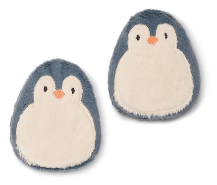 Zwei plüschige, grau-blaue und cremefarbene Pinguin-förmige Objekte mit orangefarbenen Schnäbeln und schwarzen Augen, nebeneinander auf weißem Hintergrund liegend.