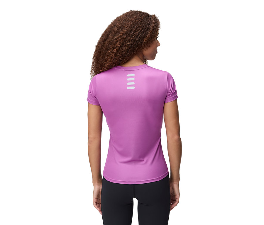 Frau von hinten, trägt ein lilafarbenes FILA Damen-Funktionsshirt mit vier weißen Streifen am oberen Rücken und schwarze Leggings.