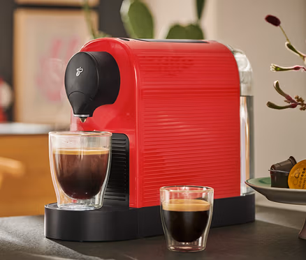 Rote Cafissimo pure+ Kaffeemaschine mit zwei Tassen Kaffee.