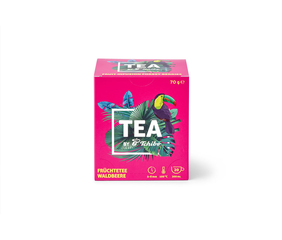 Eine Packung TEA by Tchibo Früchtetee Waldbeere mit 8x20 Teebeuteln. Die Verpackung ist pink und mit Tukanen und tropischen Blättern verziert.