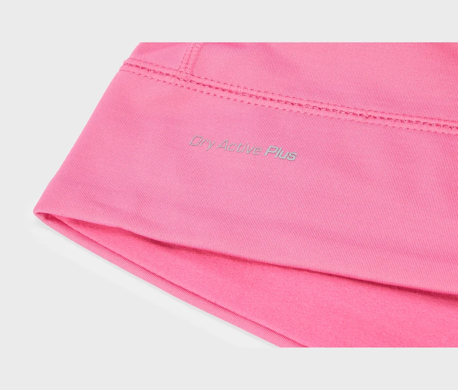Nahaufnahme einer pinken Mütze oder eines Stirnbandes mit dem silbernen Aufdruck „Dry Active Plus“. Das doppellagige Produkt hat ein weiches Fleecefutter.