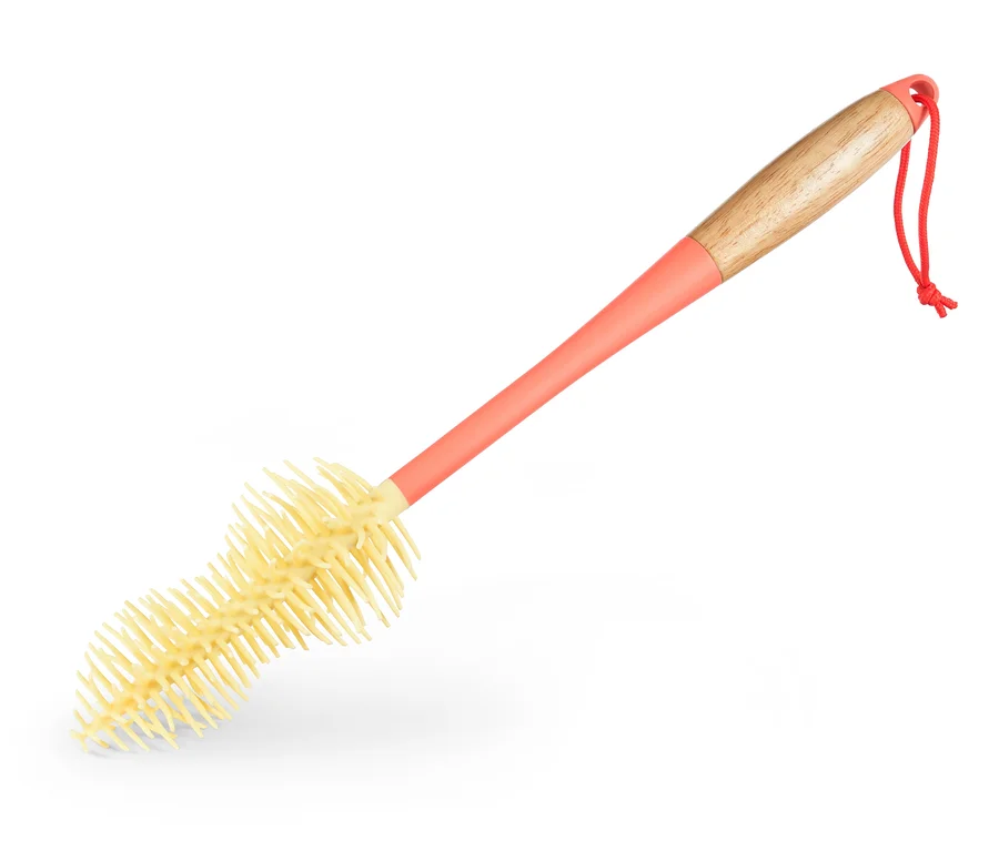 Eine Flaschen-Reinigungsbürste mit hellem Holzgriff, orangem Stiel und gelbem Bürstenkopf.