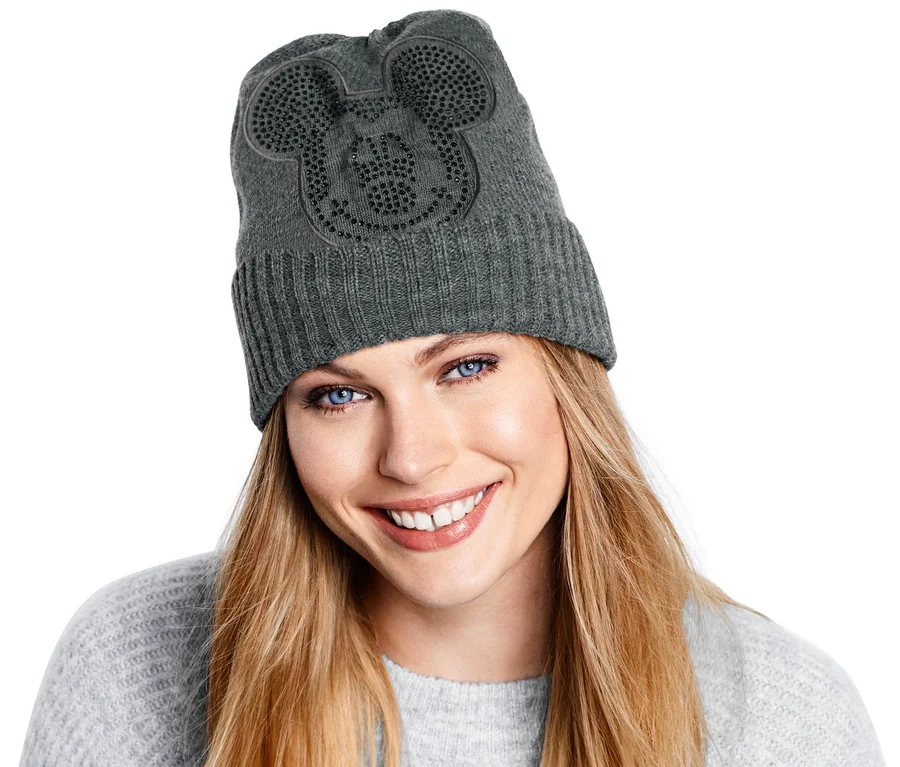 Frau trägt eine graue Strickmütze »Disney«.